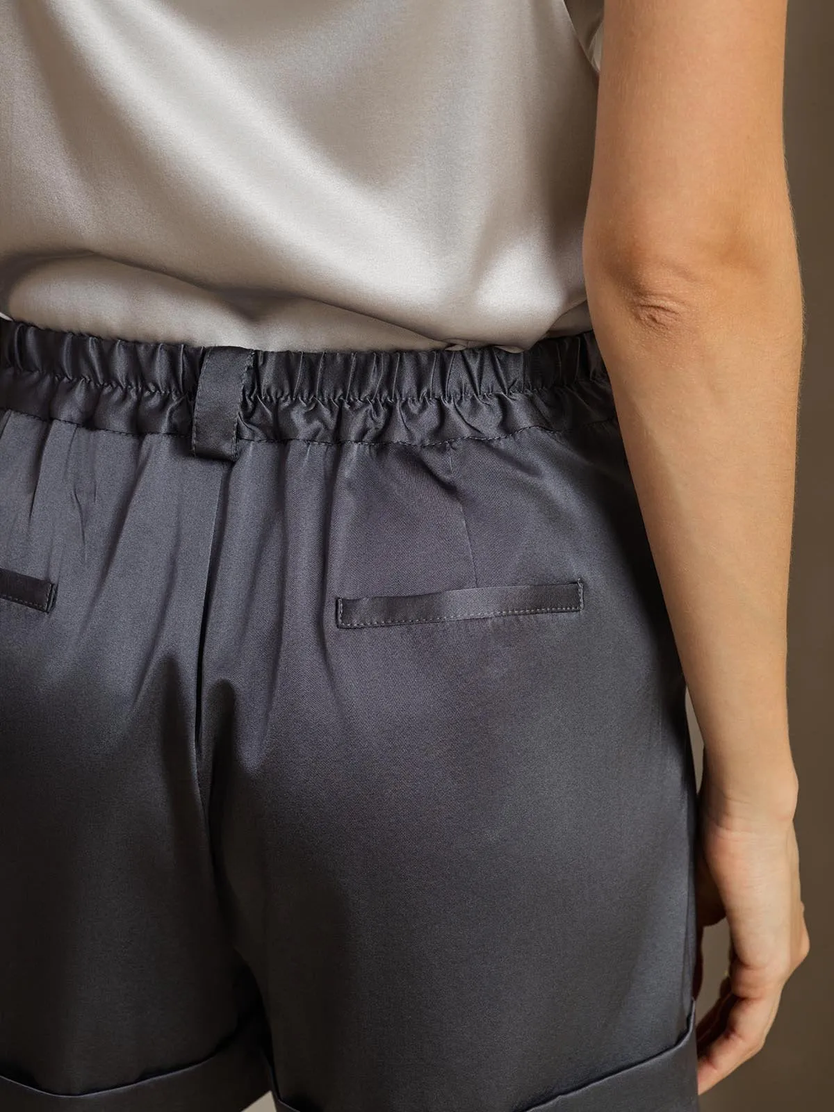 19Momme Silk Women's Cuffed Pleated Shorts With Side Pockets Design — image 5
