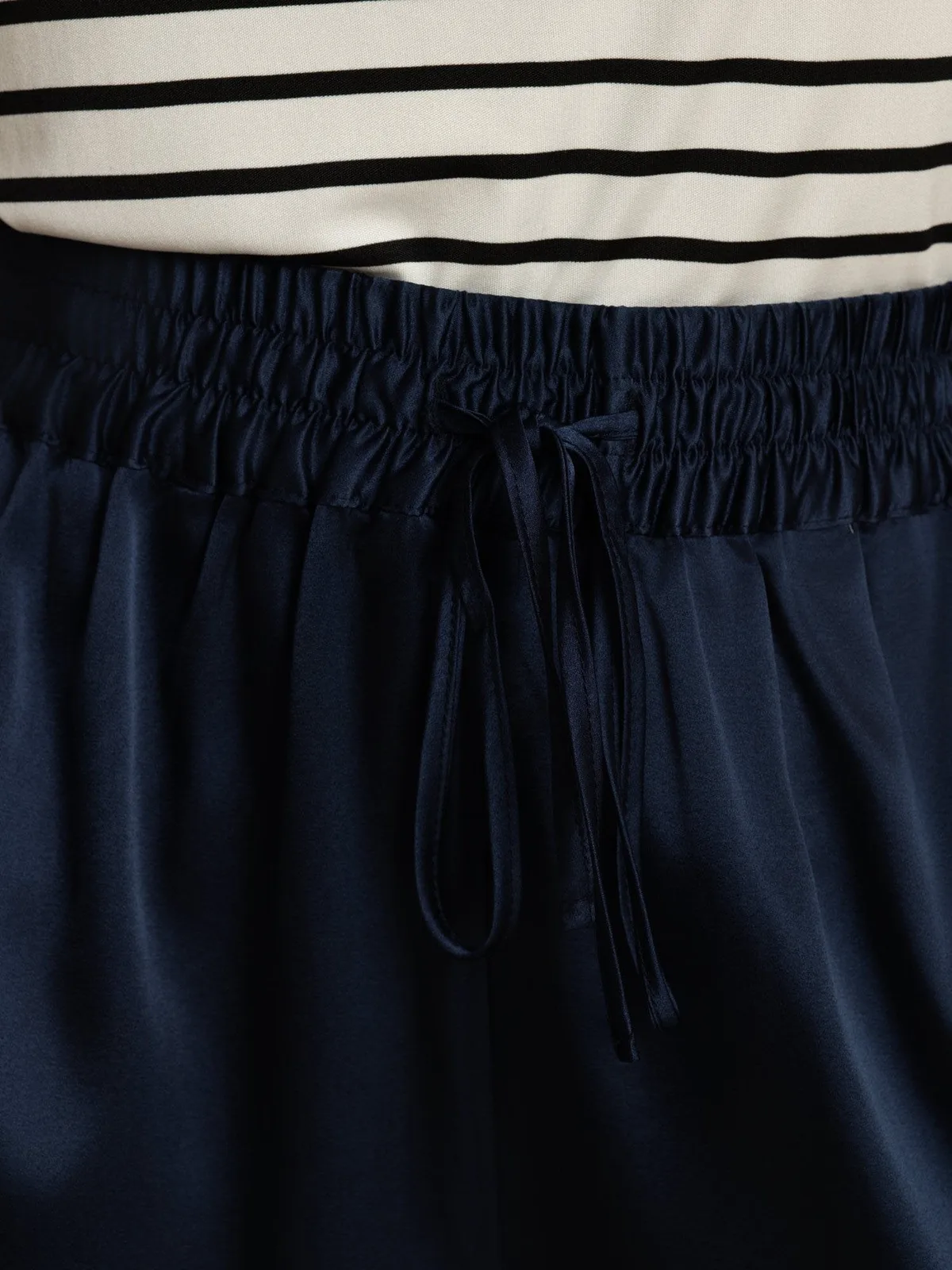 19Momme Silk Women’s High-Waist Elastic Drawstring Shorts With Pockets — image 5