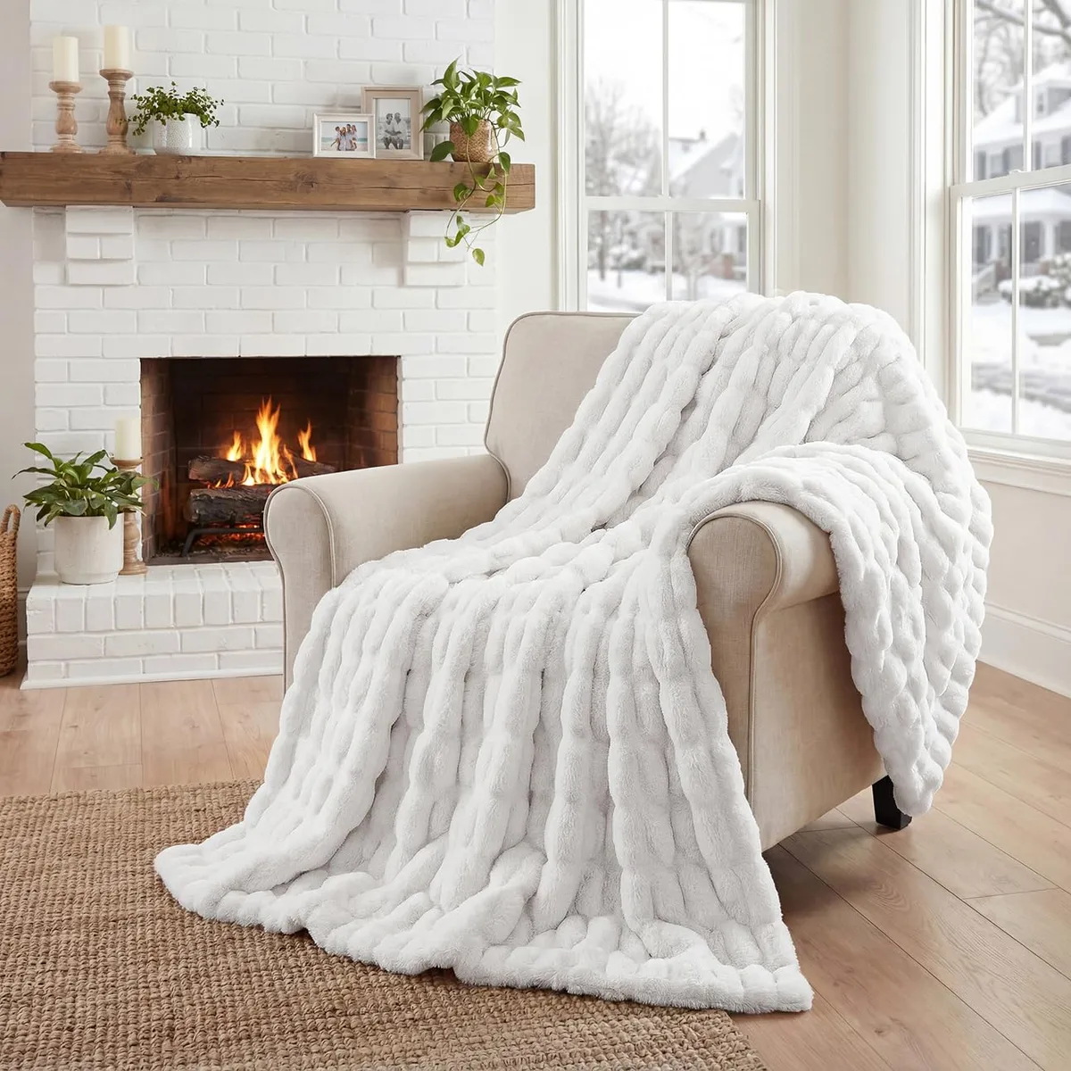 Mamma Mia Covers Faux Fur Throw Blanket – Super Soft and Cozy Fluffy Fleece – 50"x60" Midweight Fuzzy Plush Blanket for Couch and Bed — image 4