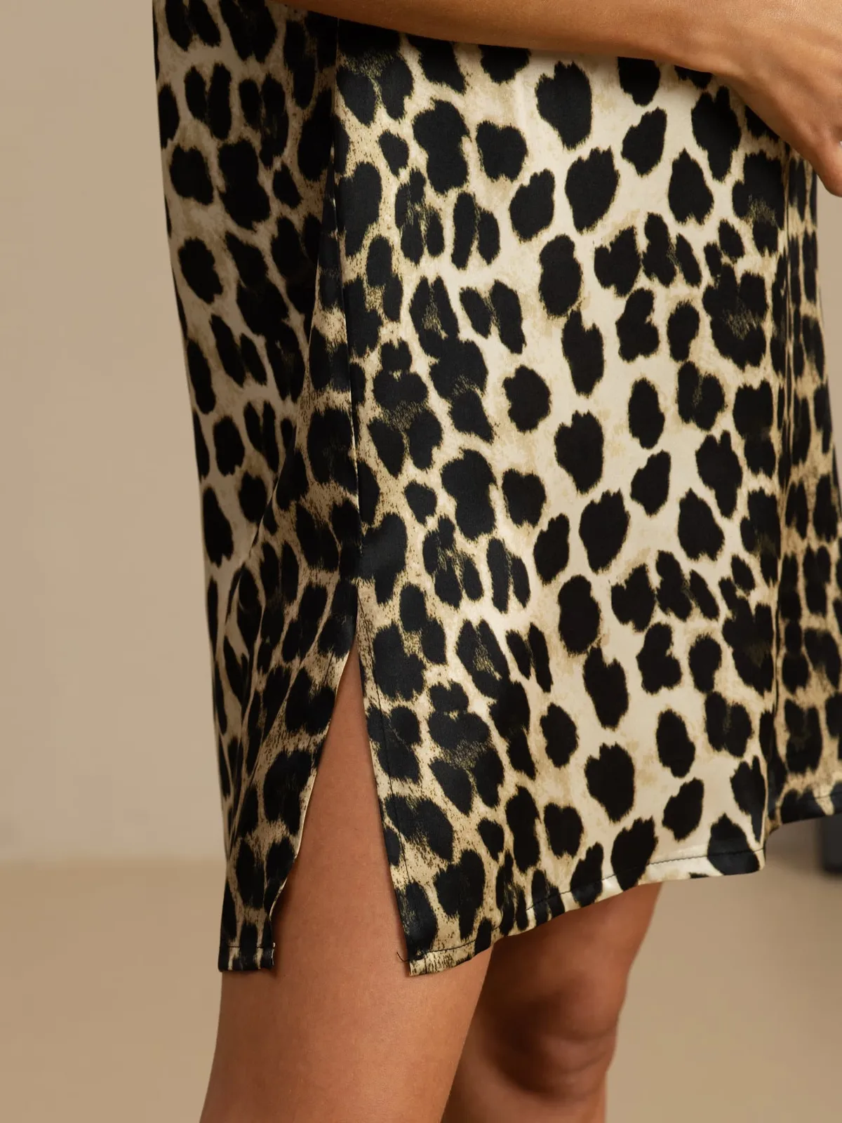 100% Mulberry Silk Half Sleeve V-neck Leopard Printed Short Nightgown with Split Design — image 5